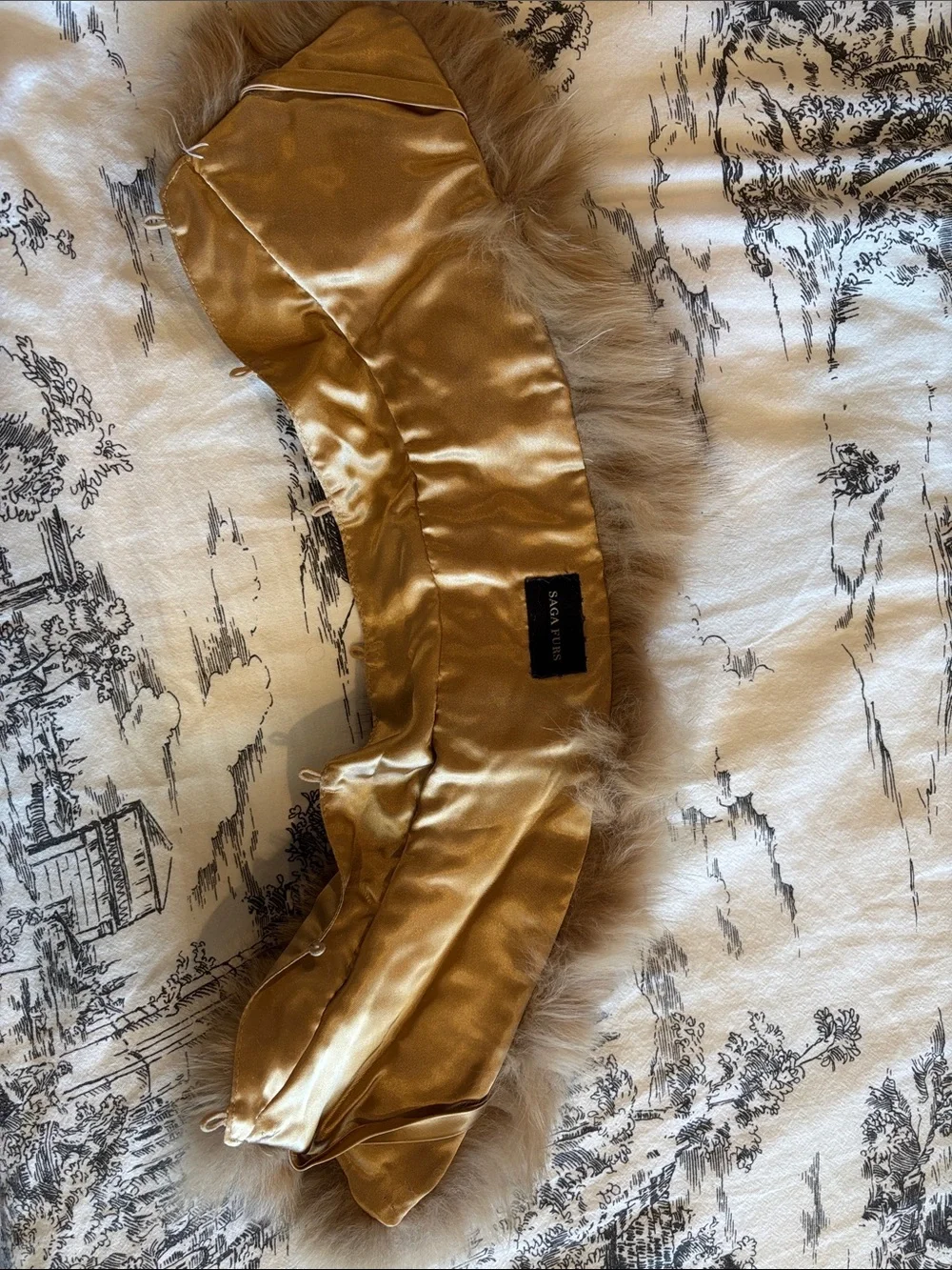 Vintage Saga Fox Fur Collar in Warm Camel with button hooks